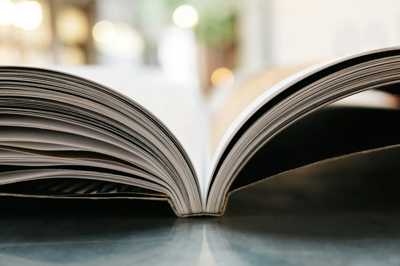 كتاب مفتوح يظهر من جهة كعبه
