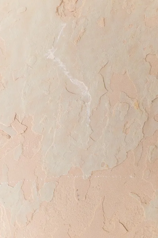طلاء متقشّر على جدار جصّي فاتح