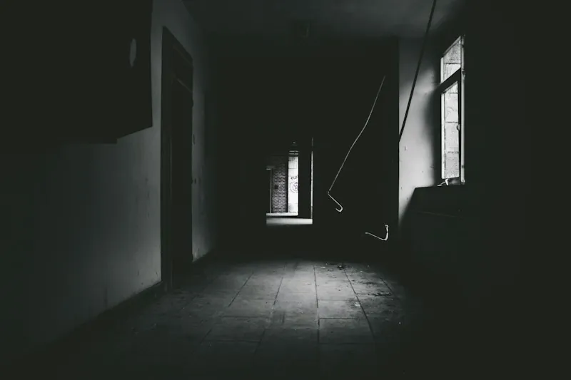 ممر مظلم تضيئه نافذة واحدة