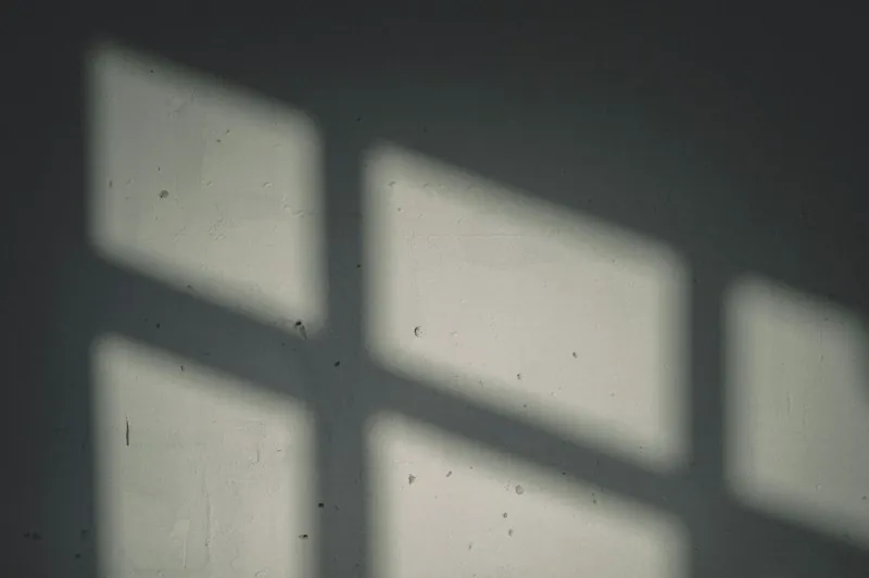 ظل إطار نافذة على جدار خرساني